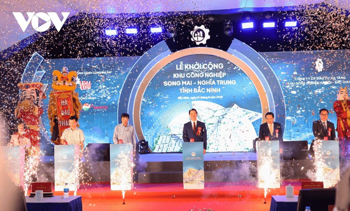 Phó Tổng Giám đốc Đài Tiếng nói Việt Nam (VOV) Phạm Mạnh Hùng và Chủ tịch UBND tỉnh Bắc Ninh Vương Quốc Tuấn cùng đại biểu nhấn nút khởi công dự án